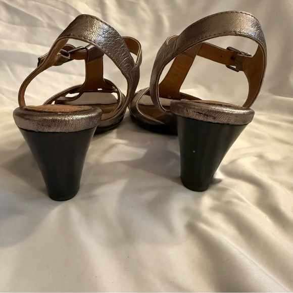 NWOT Sofft 9.5W Sabana Metallic Leather T-strap Sandal - Picture 2 of 7
